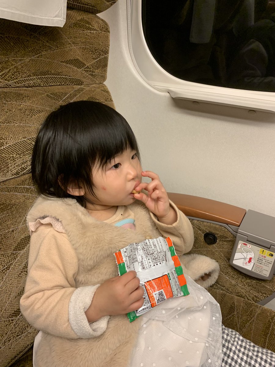 104_keisuke's tweet photo. 1月USJの帰りの新幹線 https://t.co/hXVfc1x0xJ