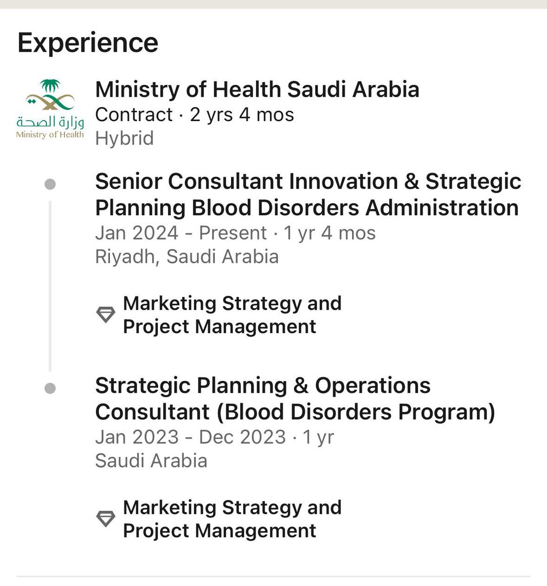 مشكلتنا في تفضيل الأجنبي وعدم الإيمان بقدرات ابناء الوطن والدليل على ذلك هذا المستشار المصري يعمل لدى وزارة الصحة السعودية وهو حتى غير مقيم عندنا !!
والسعوديين يقدمون ويقولون لهم لا يوجد شاغر

أتحدى من يخون مجتمع #سعودوها ان يتكلم عن هذي المعاناة
