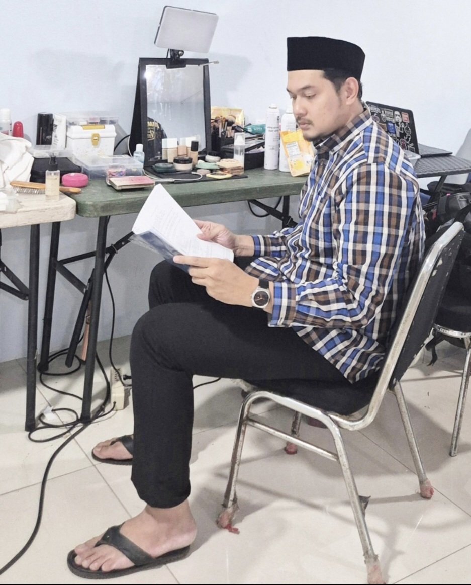 Sy pertama kali muncul di dunia entertainment dari Film layar lebar.

Dan bismillah hari ini kembali syuting film layar lebar.
Tonton ya saat tayang nanti
Thank so much🧡🧡🧡

#CholidiAction
*baca skenario di setiap kesempatan yg ada ( at ruang make up &amp; wardrobe lokasi syuting)