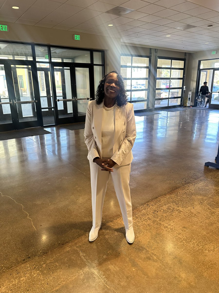AcqieWarren's tweet photo. Everyone Happy Easter. Simply put it gives us hope for the future.  The resurrection of Jesus provides hope for a future where all things will be made new and reconciled. God Bless You All! #mayorwarren https://t.co/ifE4rut2M2