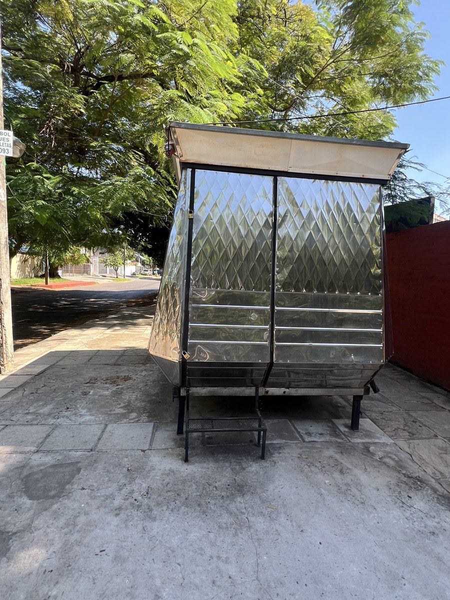 Porque no existe o no se respeta el derecho urbanístico en este bendito país ? Ej. calle Las Perlas, desde Sarabi hasta Chof. Chaco, sin ninguna intersección (fotos 1 y 2) carrito lujoso y montado en plena vereda, restando derechos de transeúntes (foto 3/4) <a href="/AsuncionMuni/">Municipalidad de Asunción</a> <a href="/solenu/">Sole Núñez</a>