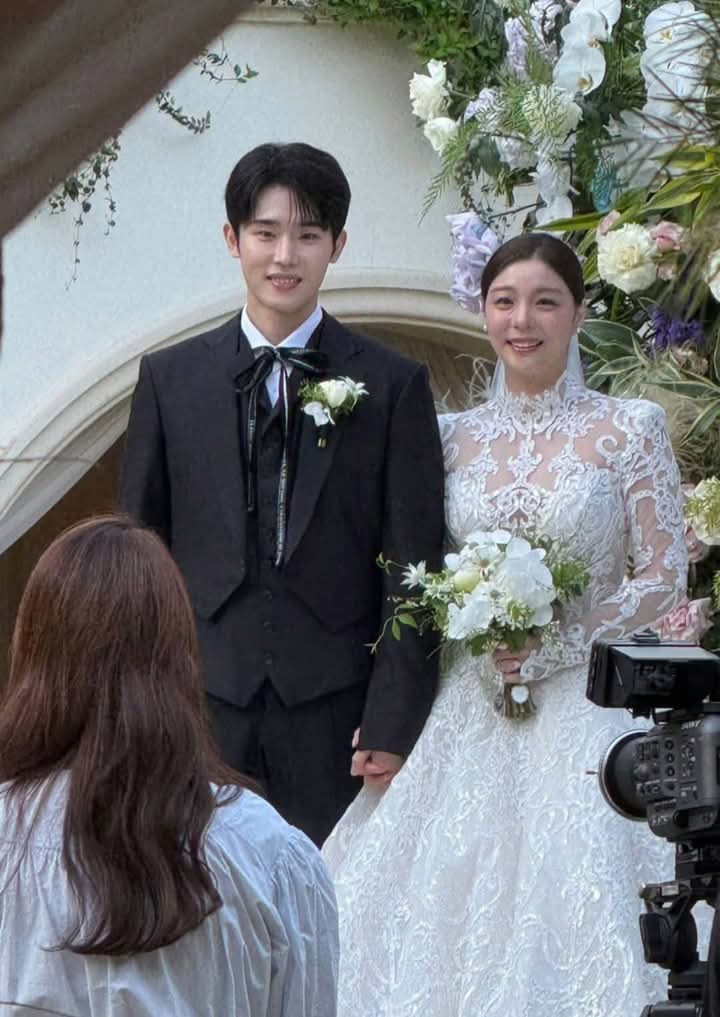 asiaticos_fofos's tweet photo. O ator #ChoiSiHun e a cantora #Aliee casaram hoje dia 20 de abril em uma linda cerimônia! 🥳🥰
Muitas bênçãos e felicidades aos noivos! 💍❤️ https://t.co/VWaYefMAda