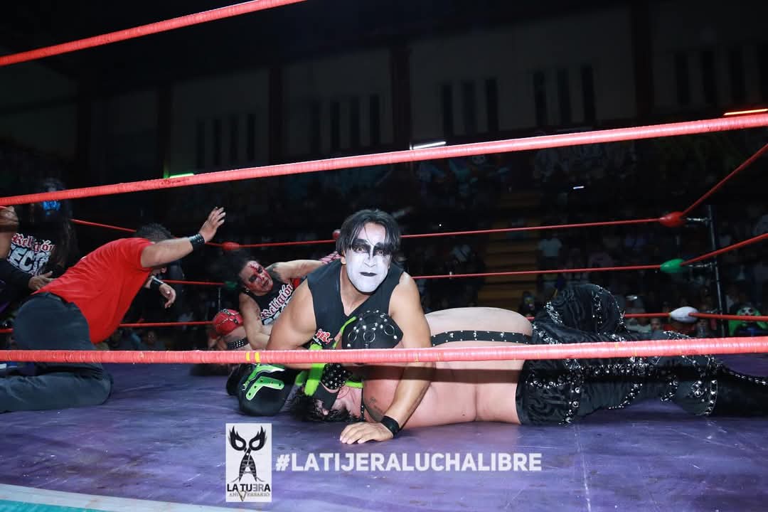 LaTijeraLucha's tweet photo. Más vale Secta que por Puerquiza❗️
En encuentro de ida y vuelta con unas gradas extasiadas, #DarkCuervo, #DarkScoria y #DarkOzz logran vencer con faul y despojando de sus máscaras a #PigPool, #PigDestructor y #PigDestroyer, en lucha que tuvo sangr3 y llegaron hasta las gradas... https://t.co/fshtDy0zg4