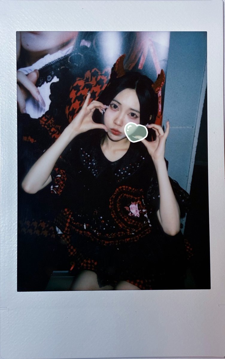 nia_r11's tweet image. あみちゃん❤︎↝

初めてライブ見た時に一目惚れしちゃってずっとチェキ撮りたいって思ってたので取れて良かったです🫶🏻
あなたのセンター分けが好きすぎるの🤦‍♀️

#DevilUp
#あみごんに愛を