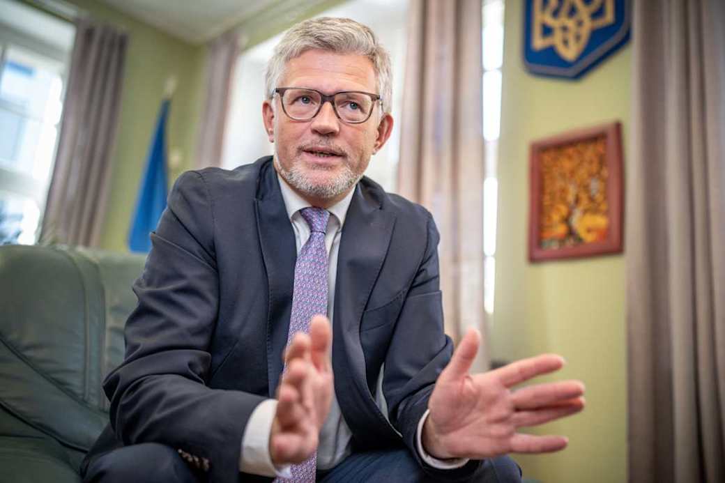 Im Jahr 2022 war Andrij #Melnyk  nichts anderes als eine Nervensäge mit Diplomatenstatus . Seine Unfähigkeit, sich diplomatisch zu verhalten, zeigte sich deutlich in seiner Verteidigung des umstrittenen Nationalistenführers Stepan #Bandera und seinen peinlichen Äußerungen, dass