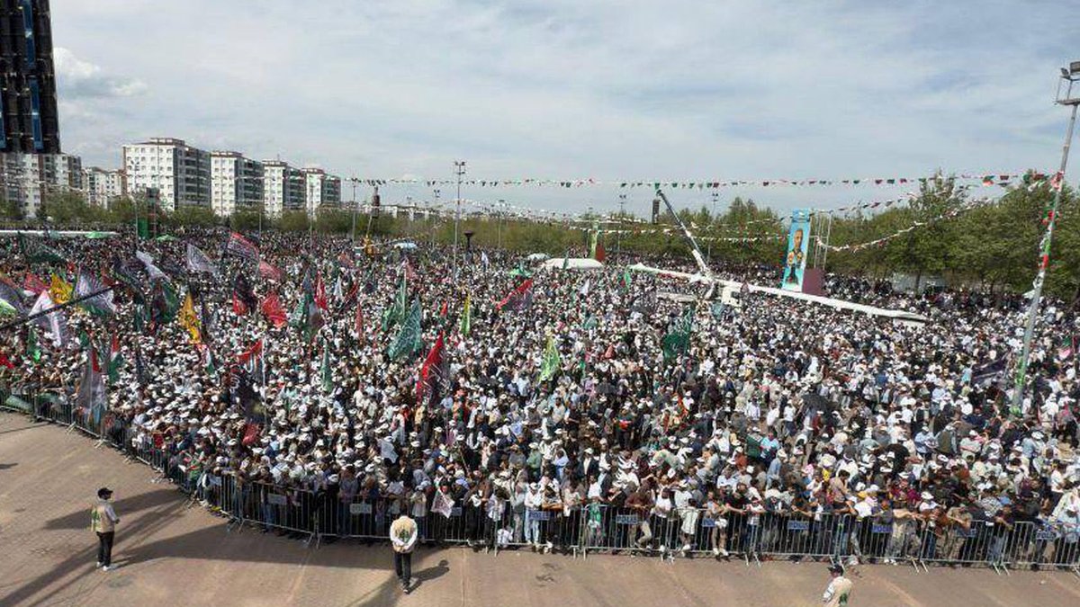 "Ve sen ey Nebî!Yüreğimize dokunan hissiyatımzsın.İki cihanda medet umduğumuz âb-ı hayatımzsın.⚘🌹

#MevlidiNebiDiyarbakir