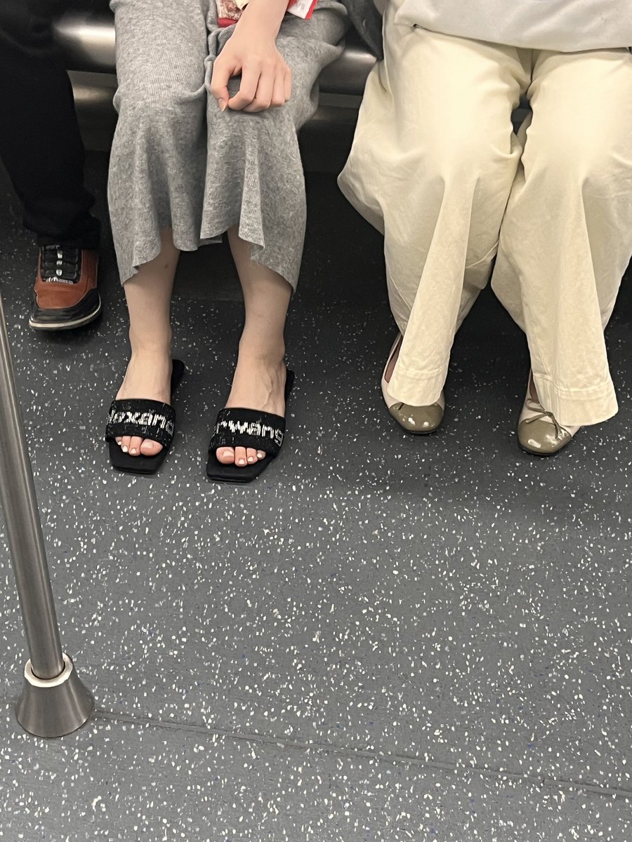 恢复更新 这次女主颜值不错
#地铁偷拍 #偷拍 #凉鞋