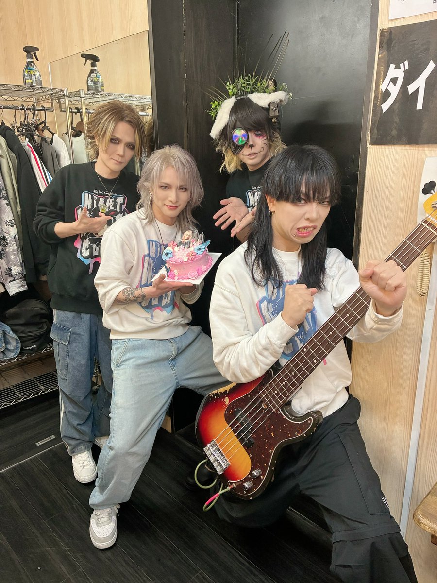 chitose_chitoru's tweet photo. チトフェシュ2025お疲れ様でした！
ヘルは本番前バタバタで集合撮れませんでした📷
改めて沢山の方々にお祝いしてもらえて感謝しかありません。
毎年4/20に集まってくれてありがとう。
それぞれのバンドのライブに来てくれたら嬉しいです！
みんな健康であれ！ https://t.co/i4q8h54Cdv