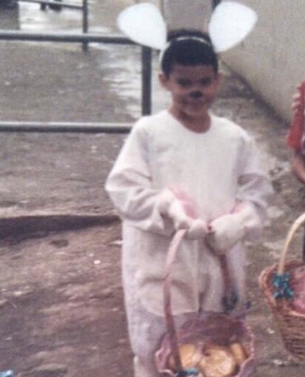 badbunnyontour's tweet photo. Felices Pascuas 🐣✨ https://t.co/kNO7obIisI