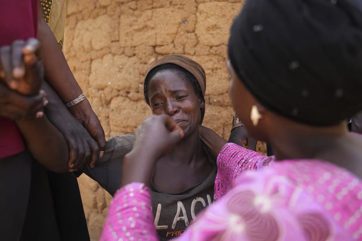 AlertaMundoNews's tweet photo. 🇳🇬 | Islamistas radicales mataron al menos a 56 Cristianos en la noche del jueves al viernes en el estado de Benue (centro de Nigeria), dijo el sábado un funcionario de la oficina del gobernador: “El balance podría aumentar”.

Una masacre casi desapercibida en los medios de comunicación occidentales, que han mostrado otra vez un silencio vergonzante.