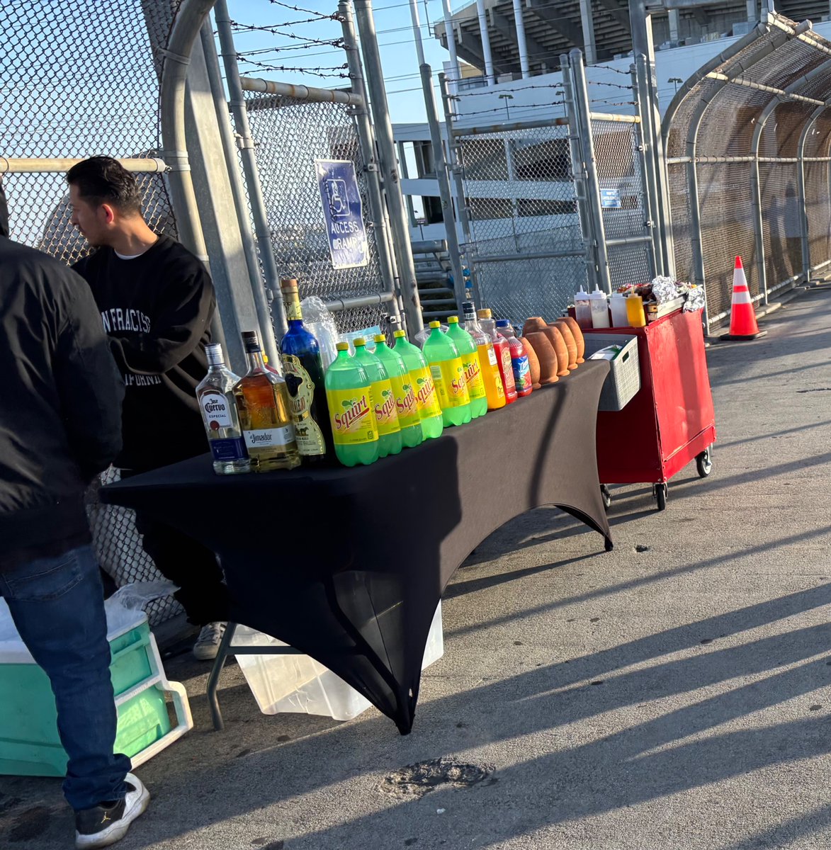MayorBarbaraLee's tweet photo. Don't believe the lies that businesses are leaving Oakland. Mobile barbecue restaurants and bars are thriving. https://t.co/Jhehoqceyx