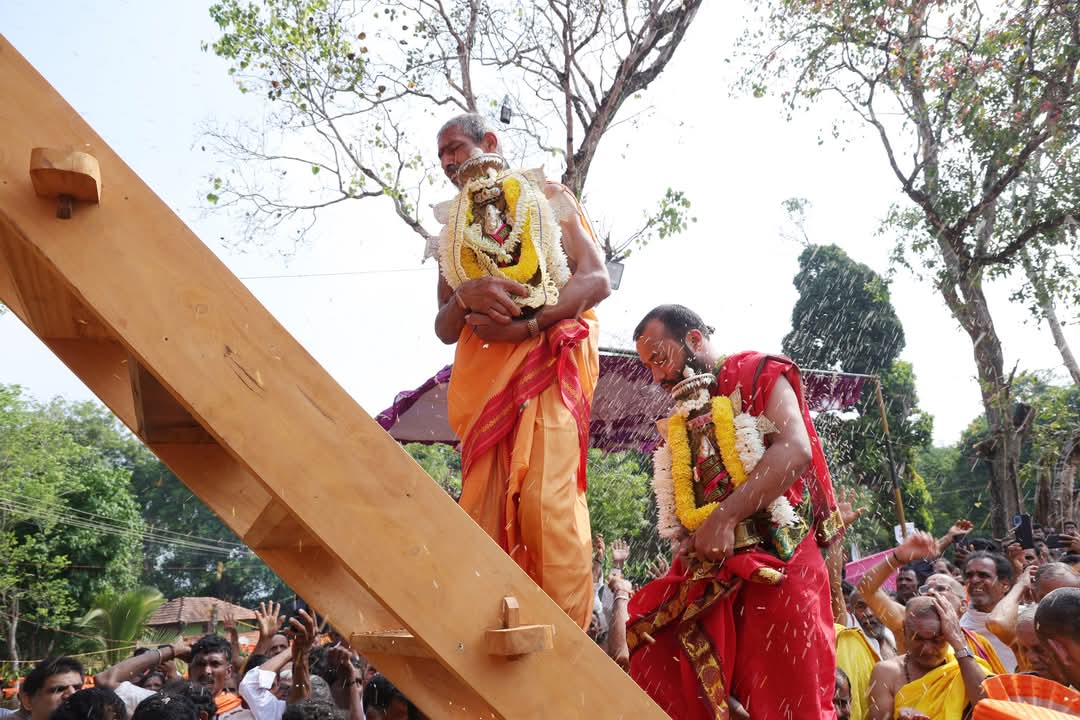 ShankaraPeetha's tweet photo. ಶ್ರೀಸವಾರಿ:
ಸಾಗರದ ಇಕ್ಕೇರಿ ಸೀಮೆ ಮಂಕಳಲೆಯ ಶ್ರೀಶಂಭುಲಿಂಗೇಶ್ವರ ಮತ್ತು ಶ್ರೀ ಮಹಾಕಾಳೀ ದೇವಾಲಯ

ವಿಶೇಷ: ದೇವರ ನೂತನ ರಥದ ಲೋಕಾರ್ಪಣೆ ಹಾಗೂ ಸುದೀರ್ಘ 52 ವರ್ಷಗಳ ನಂತರ ದೇವರ ಶ್ರೀಮತ್ ಮಹಾಸ್ಯಂದನ ರಥೋತ್ಸವ

12-04-2025 https://t.co/xgPsn7oc1n