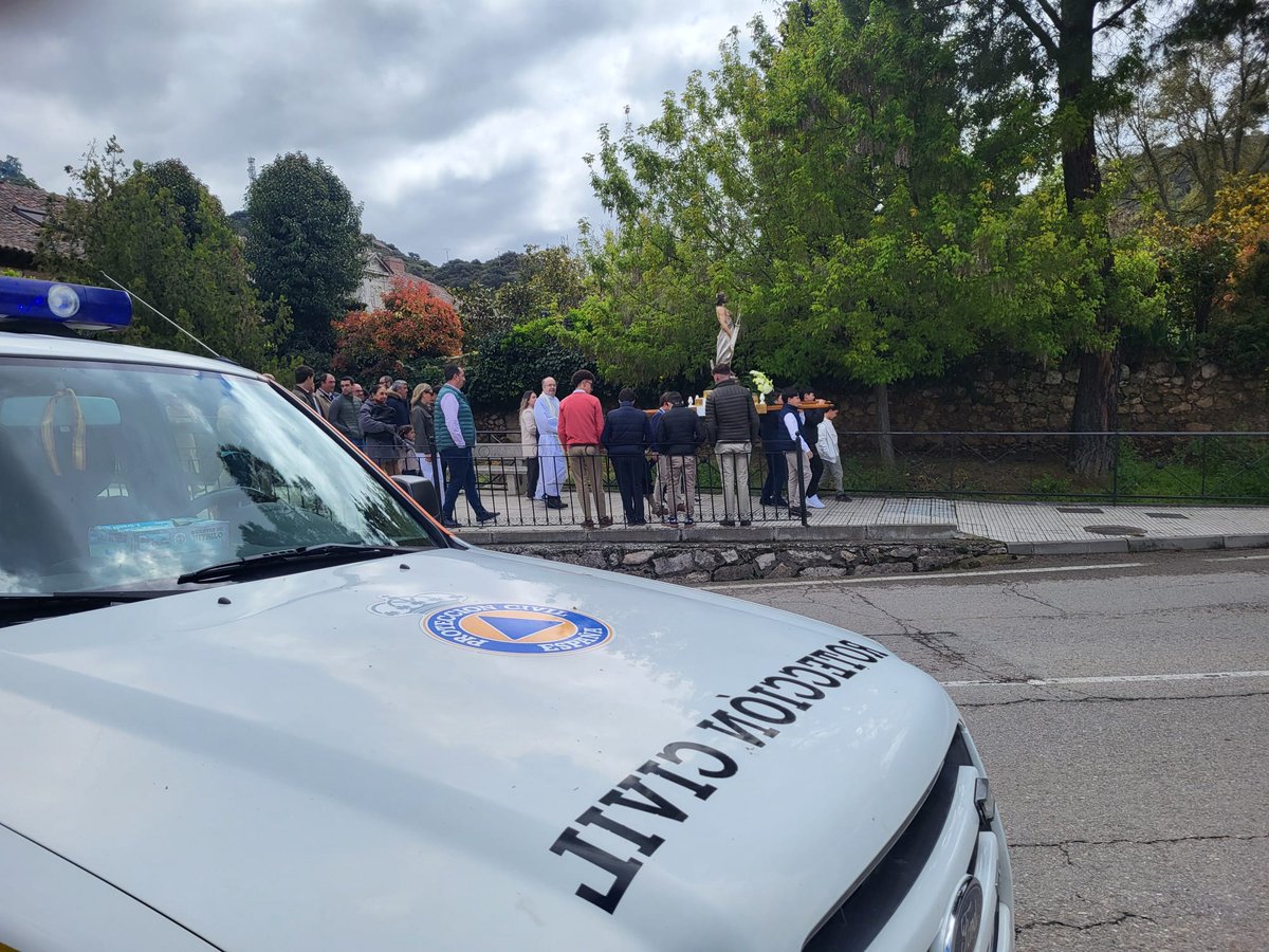 🔶🔷🔶 Esta mañana estamos en un DRP con motivo de la  Semana Santa en este caso la procesión del encuentro que recorre diversas calles de nuestra población.
Desplazamos  dos  unidades 🛻 🚒 y 🦺🦺🦺🦺🦺🦺.
📸 <a href="/PChiloeches01/">PCChiloeches01</a>