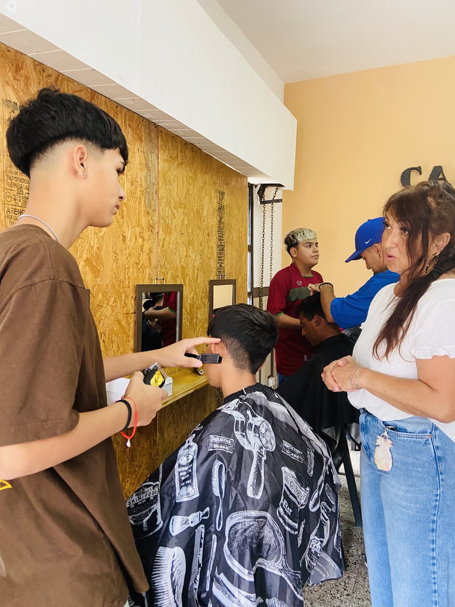 📍Presidente Derqui <a href="/InesRicci/">𝕀𝕟𝕖𝕤 ℝ𝕚𝕔𝕔𝕚</a> visitó la clase de barbería, donde más de 20 alumnos, desde 12 años de edad, estan formando su futuro, brindan cortes de pelo gratuitos a la comunidad.
“Orgullosa de ver cómo crecen, aprenden y ayudan!”
Gracias por ser parte de esta transformación