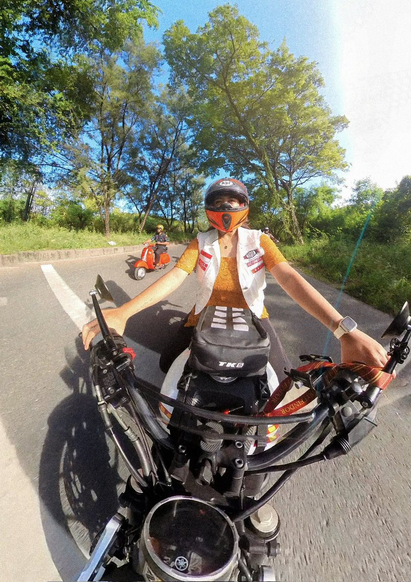 kiksbali's tweet photo. seru banget Kartini Ride hari ini. cewe2 pada pake atasan kebaya, cowo2 pada pake atasan batik 🔥 https://t.co/gNfyXof3u6