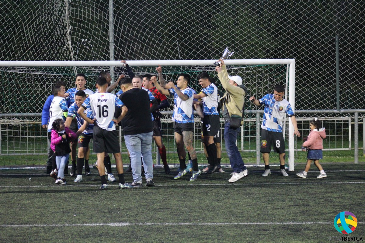 FINALES DE COPA ⚽️🏆

"CAMPEONES DE COPA"

Real Gijón FC, Latin United y Alianza Sport son los triunfadores de Copas y se hacen con la F7 Cup, Championship F7 y Concacup F7 respectivamente.

Noticia Web 👉 tinylink.info/10rHH

#ladesiempre #jugamosiberica #hacemosiberica