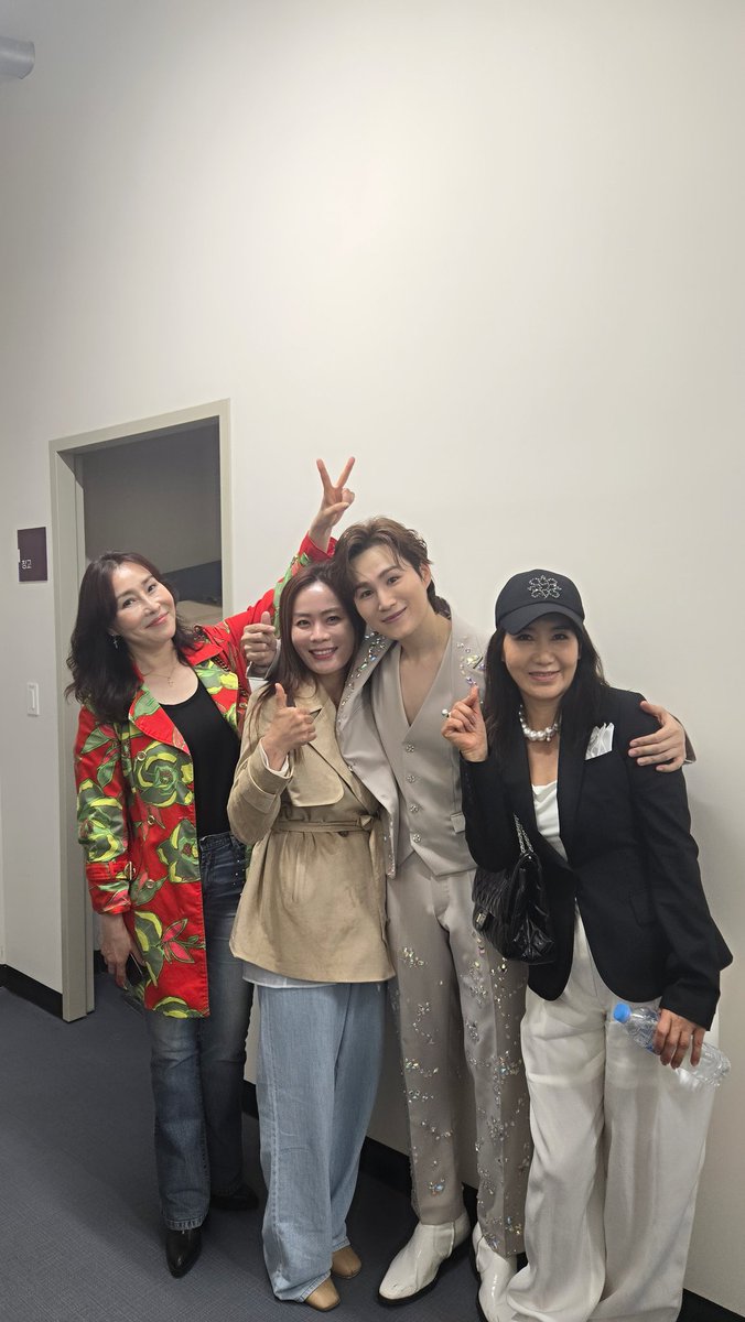 ssoogilove's tweet photo. 아티스트의 팬분들을 보면 그 아티스트와 결이 비슷함을 느낀다.
희재와 희랑별이 그러했다.
희재의 콘서트는 참 아름답고 따뜻했다.
오늘 함께 했던 희랑별의 순수한 모습과 찐사랑에 또 한 번 감동.
사랑의 힘이란 그런 것인가부다.
희재야!어쩜 그리 다 잘하니😍
#heerewego_김희재
#지오언니찬스 https://t.co/wcYukhFdJ0
