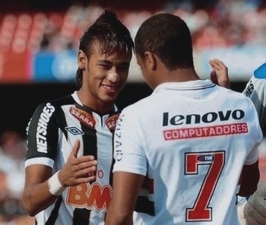 Noitedecopa's tweet photo. Santos x São Paulo no Século 21 :
  
𝐑𝐞𝐭𝐫𝐨𝐬𝐩𝐞𝐜𝐭𝐨 𝐆𝐞𝐫𝐚𝐥:
⚔️ 79 Jogos
⬜ 36 Vitórias do Santos
🟥 28 Vitórias do São Paulo
➖ 15 Empates
  
𝐌𝐚𝐭𝐚-𝐌𝐚𝐭𝐚:
⬜ 2002 - Brasileirão (Quartas)
⬜ 2004 - Sul-Americana (Oitavas)
⬜ 2010 - Paulista (Semifinal)
⬜ 2011 - Paulista (Semifinal)
⬜ 2012 - Paulista (Semifinal)
⬜ 2015 - Paulista (Semifinal)
⬜ 2015 - Copa do Brasil (Semifinal)
  
#NoiteDeCopa #LukeKane