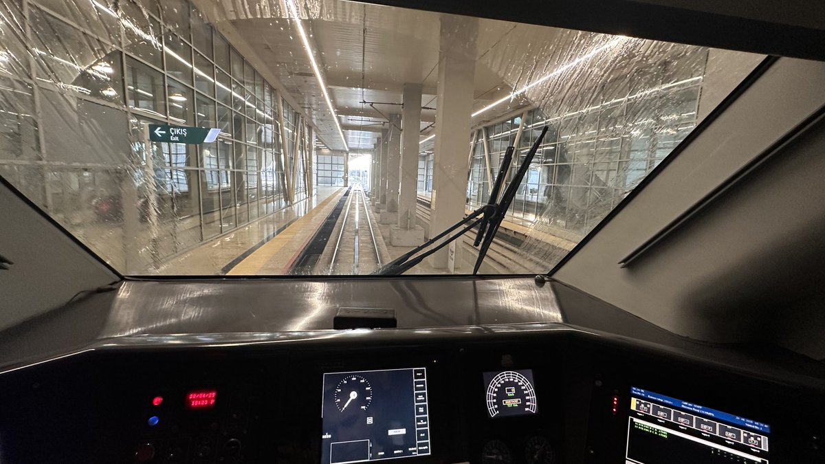 seyit_sahinkaya's tweet photo. 🚦🚄🚃🚃🚃🚃🚃🚃🚃🚃>>>
#machinist #machinistlife #traincaptain 👨‍✈️ #highspeedtrain 🚄 #caftrain #travel #ankara #istanbul #withoutcoffee ☕️ #haftasonu #keeptomemories #seyitsahinkaya https://t.co/o2ISxanyBF