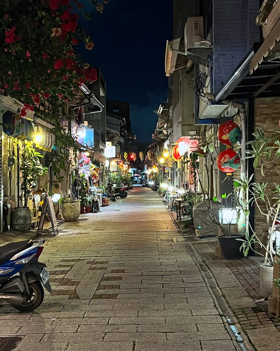 diamonback76's tweet photo. 中華民國114.04.20 🇹🇼 #travel
老街｜街景
 
00:10神農街 ，我沒這時間來過，怪新鮮的。
_________________________ https://t.co/aFdgW09kZX