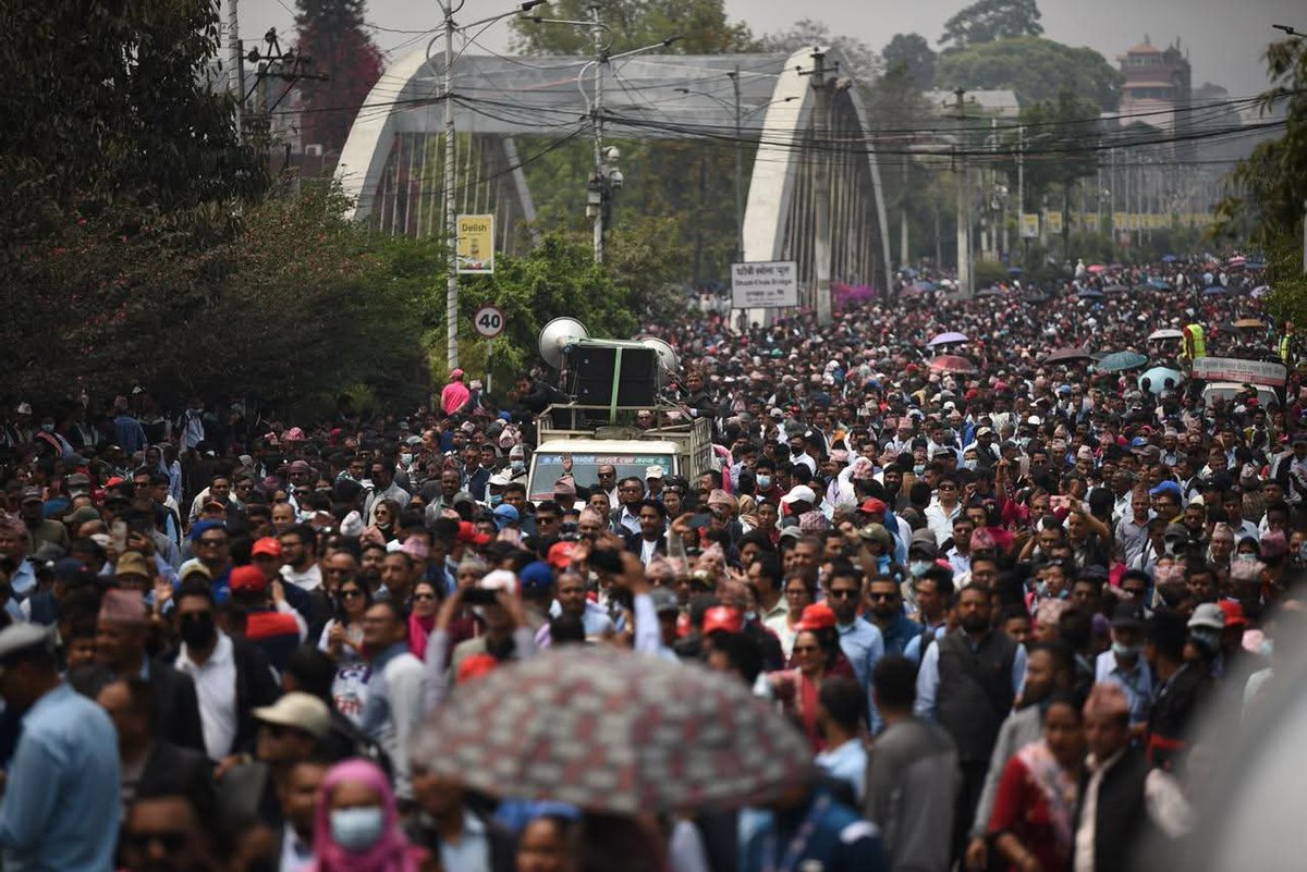 गैरजिम्मेवार सरकार र असंवेदनशील शिक्षकहरूका कारण पचासौं लाख विद्यार्थीहरूको जीवन नै जोखिममा पर्नु अत्यन्त निन्दनीय छ। कति भयंकर विनाशकारी र क्रूर युद्ध त वार्तासम्वाद र लेनदेनबाट हल हुन्छ भने  देशको अभिभावक सरकार र सबैलाई ज्ञानको ज्योति बाँड्ने गुरूहरू वीचको जुँगाको लडाइँ गम्भीर