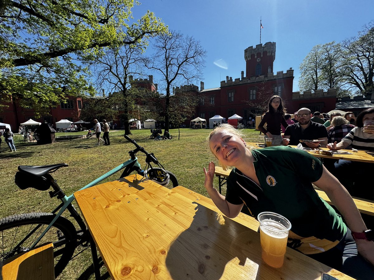 Katuška <a href="/KatarinaKahan/">Katarína Cupi Hotentót</a> všechny zdraví z Hrádku u Nechanic 😁😁 A samozřejmě ve správných barvách <a href="/VHK_Vsetin/">VHK ROBE Vsetín</a> 💛💚