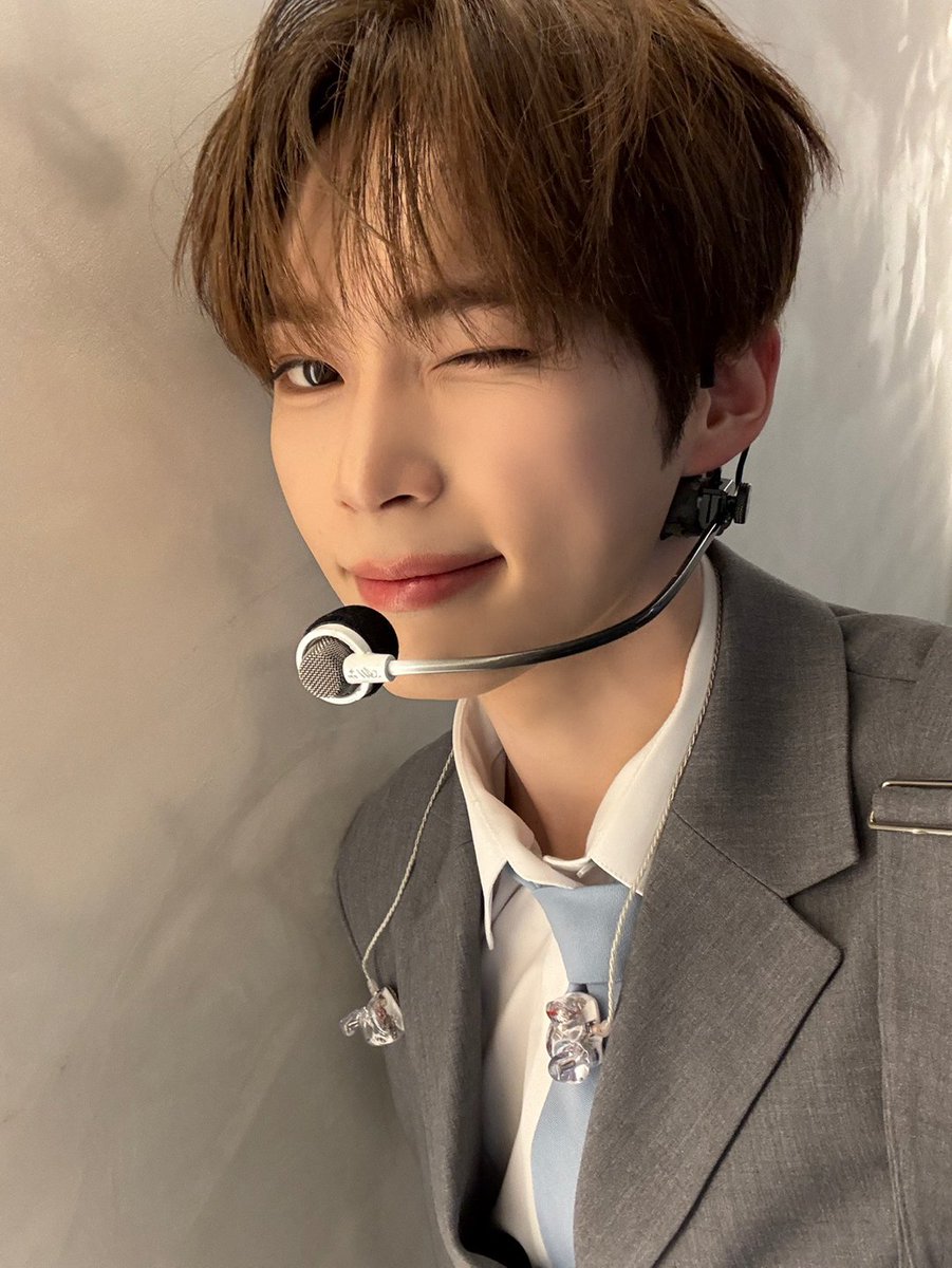 SungHanbinPHL's tweet photo. [📸] 20250420 ZB1 X Update: SUNG HANBIN

_💌

"ZEROSE~🌹
BLUE MANSION, which we created together, has come to a great end :)
We worked really hard preparing it, and since ZEROSE wanted to see more of us, we made sure to show you a lot of different sides—did you have fun watching?
All the love you’ve sent gives SUNG HAN BIN so much strength... (chong chong)"

#ZEROBASEONE #ZB1 #제로베이스원 #SUNGHANBIN #성한빈 #成韩彬 #ソンハンビン @ZB1_official