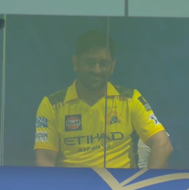 anchals_22's tweet photo. MAHI smiling while Ayush Mhatre hitting.💛
Leader for a reason. 💐

#CSKvMI #AYUSH https://t.co/Xor0NysvvY