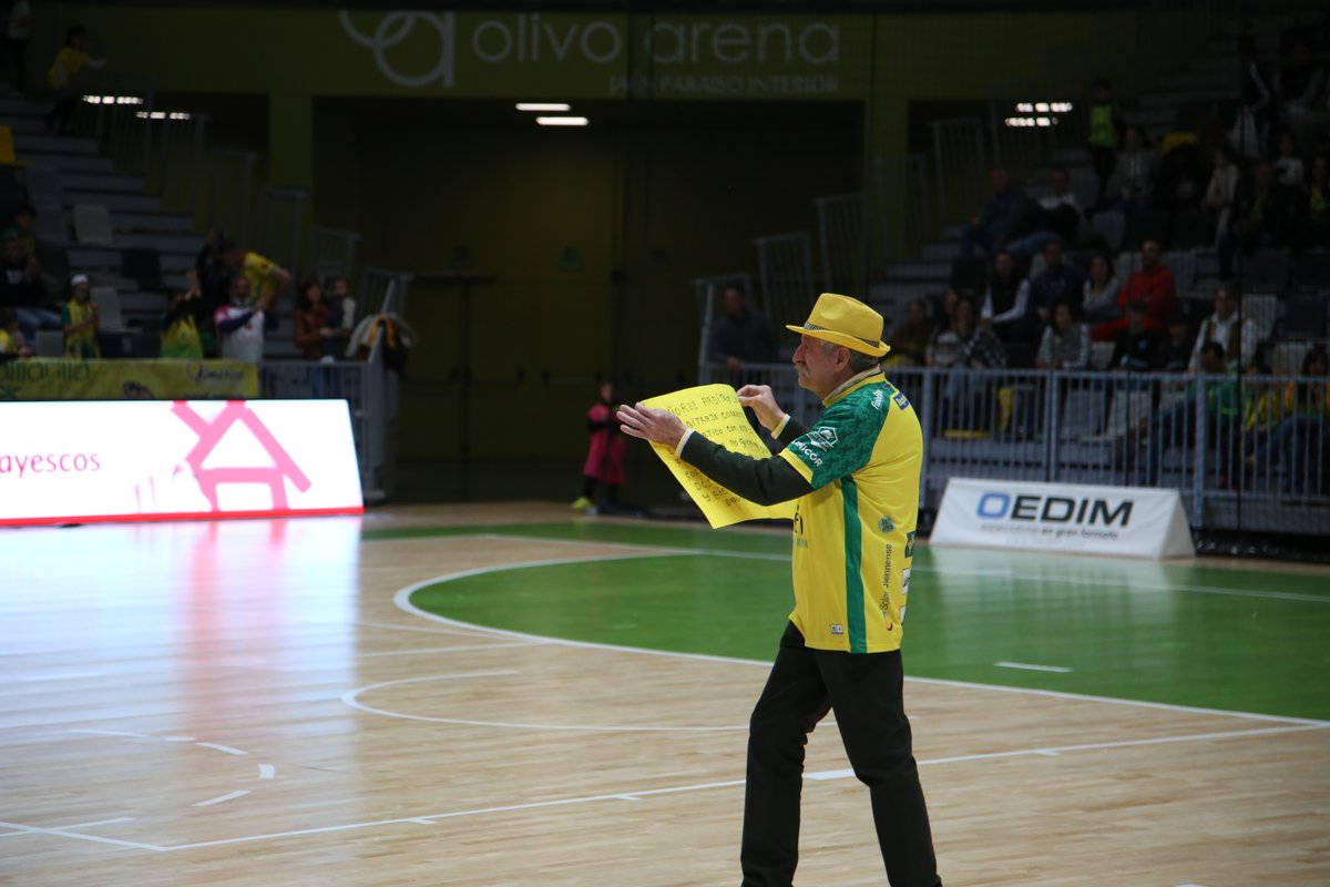 👏 Ayer el Olivo Arena recibió a Enrique "El del Bombo", fiel seguidor de nuestro Club

💛 Salió a la pista con una pancarta de ánimo a nuestro equipo

🤩 Gracias por tu entrega y compromiso siempre

#SomosJaén💛