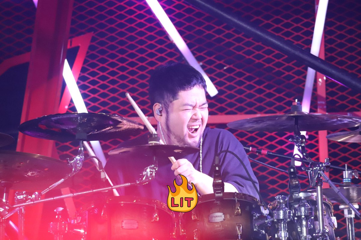 Sunny_sideup417's tweet photo. BABYMONSTERのワルツでドラムの人の顔が良すぎてめっちゃ見たって人いた気がするんだけど私もわざわざカメラで撮ってたくらい結構好き、インスタのアカウントとかないかなメンションしたいんだけど
なんか頭��叩いてたとこ可愛かったんだよね https://t.co/4a32s52mlt