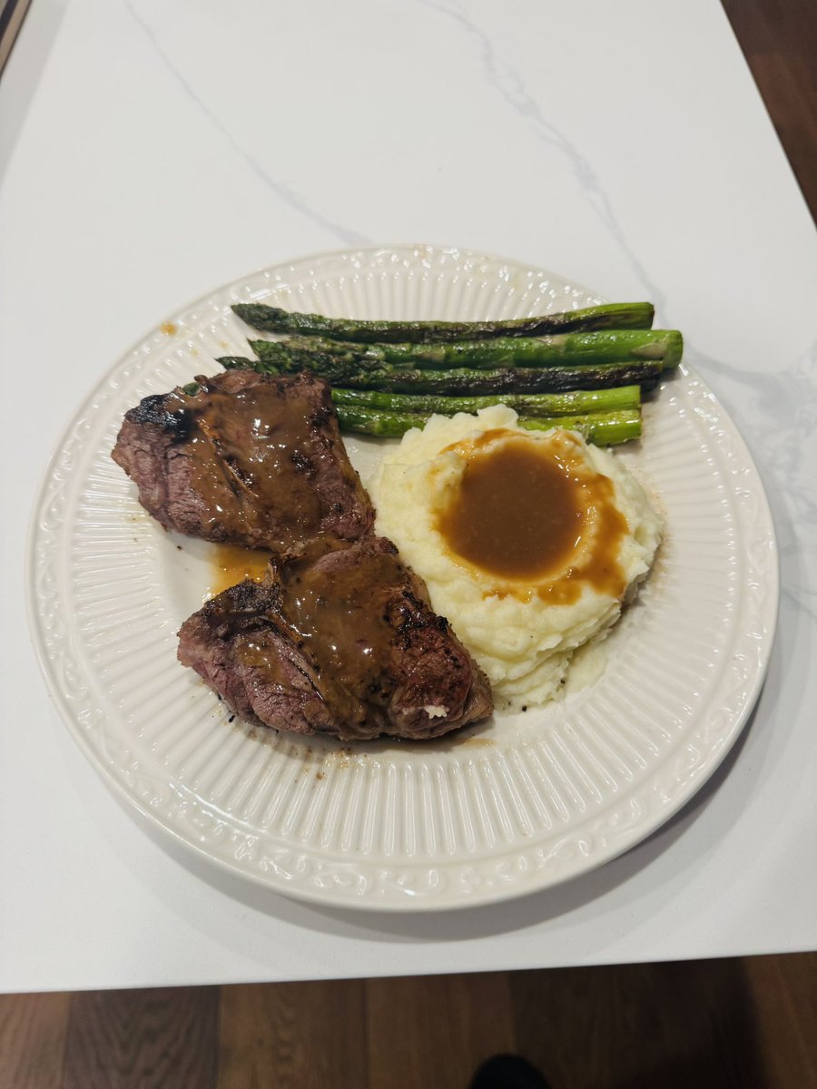 rick22cervantes's tweet photo. @anyatrades Lamb chops served with mash potatoes and asparagus. Special gravy home made too 🍷 https://t.co/MlZh6FBEv7
