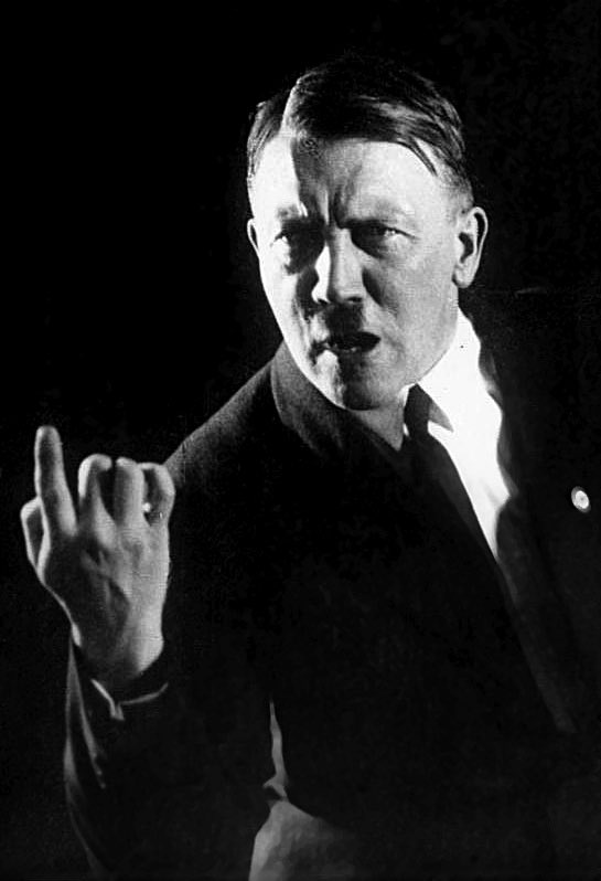 También es el cumpleaños del Führer. Resulta curioso que cumpla años justo el día de Pascua.