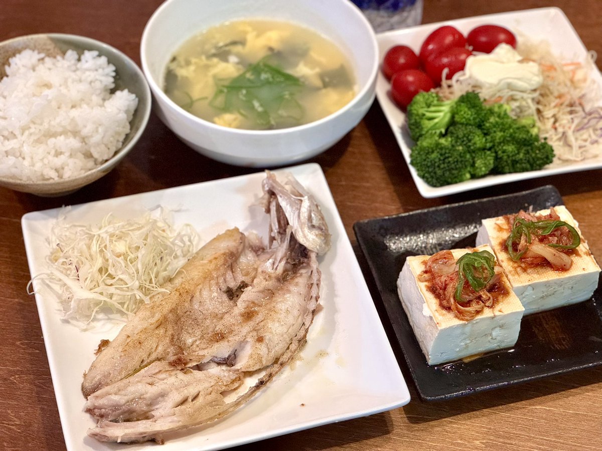 今日はカマスのソテー、冷奴、卵スープ、サラダ❗️

スーパーで半額のカマスを買って、焼く過程で崩れちゃったけど、味は美味しい😋

ちなみにさっきゲイバーUCHIGAWAでもケーキとかピザとか色々いただいたけど、それは別腹 笑