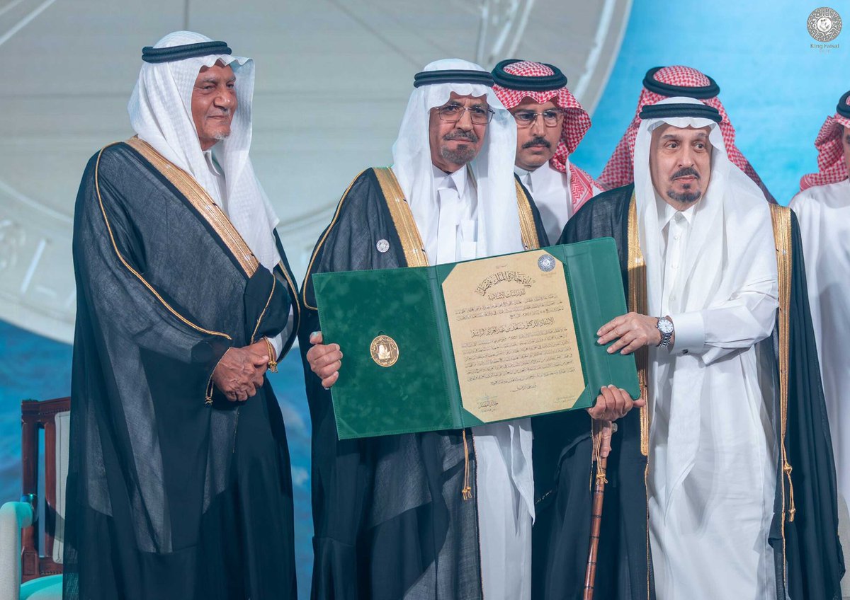 f_binmuaammar's tweet image. يسعدني أن أتقدم بموفور التهاني والتبريكات للأخوين العزيزين : الأستاذ الدكتور سعد بن عبدالعزيز الراشد والأستاذ الدكتور سعيد بن فايز السعيد
لحصولهما على جائزة الملك فيصل العالمية، في فرع الدراسات الإسلامية، ولما قدماه من جهود ثقافية بناءة في مجال الآثار والحضارة في شبه الجزيرة…