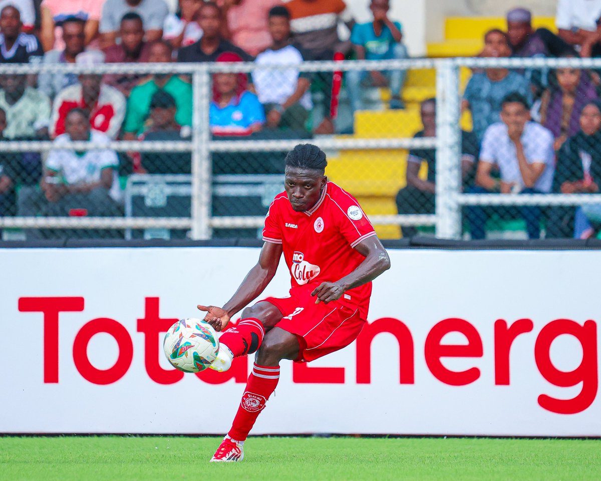 Sitamlaumu Ahoua kwa kukosa lile goli , lakin inatuonyesha kwann mchezaji huwa anaamua kuwa mchoyo na kujarib kupiga mwenyewe