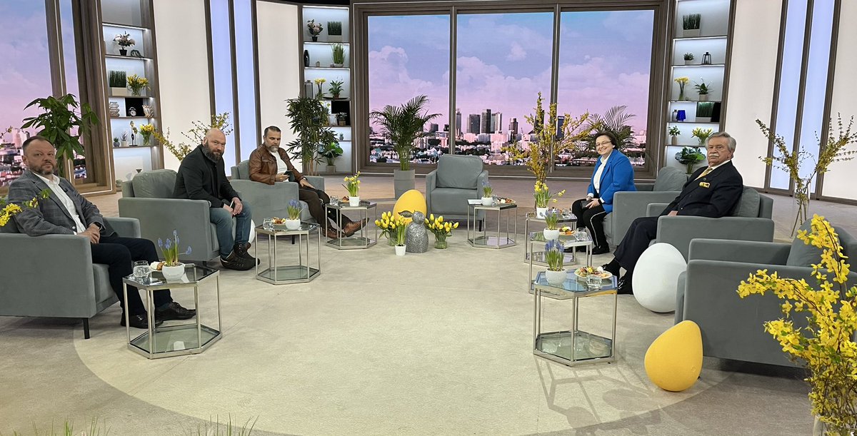 💥To była jedna z najpiękniejszych naturalnych scenografii w jakiej kiedykolwiek wystąpiłem! Ale to było tylko tło do fenomenalnego zestawu ekspertów: <a href="/M_Bonikowska/">@MBonikowska</a> <a href="/RadekPyffel/">Radek Pyffel</a> <a href="/BartosiakJacek/">Jacek Bartosiak</a> <a href="/KomornickiLeon/">Leon Komornicki</a> Materka, Parafianowicz. Wielkanocne „Śniadanie Rymanowskiego” - do