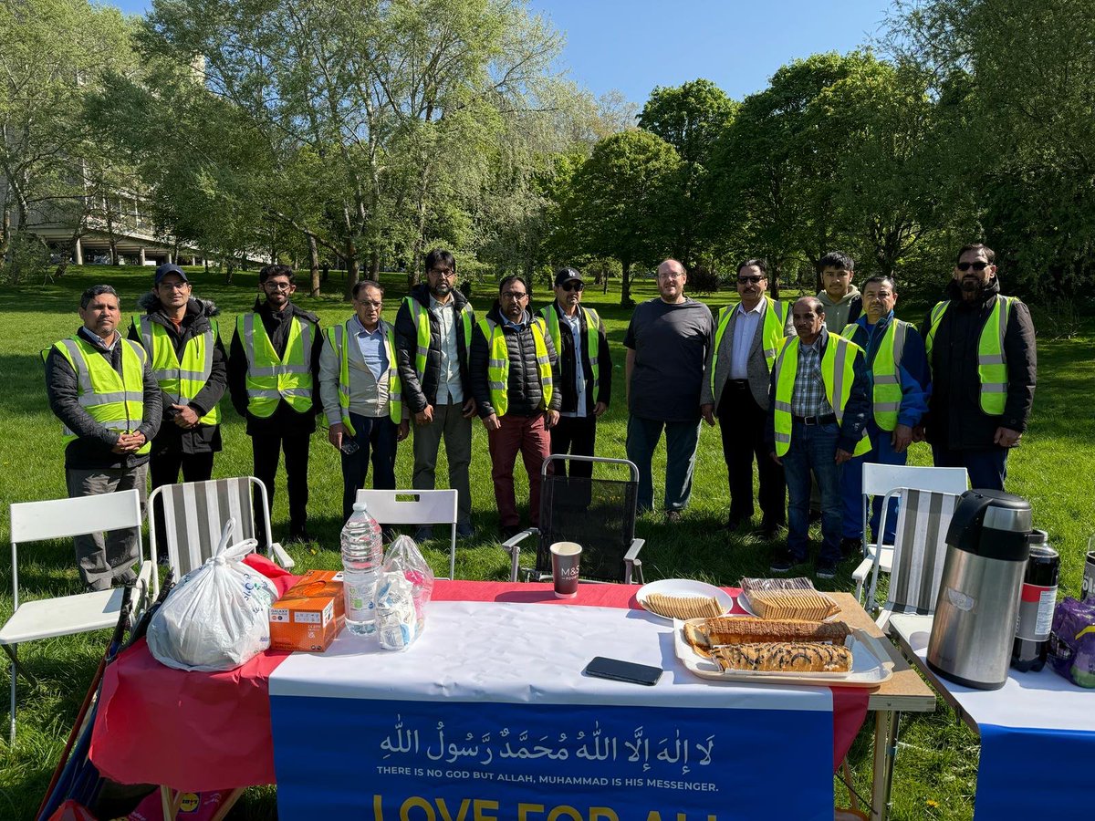 At the Richmond Park Ahmadiyya litter picking on Danebury Avenue. A fantastic community-minded event. Thanks to Abdul Khan and everyone else who took part.