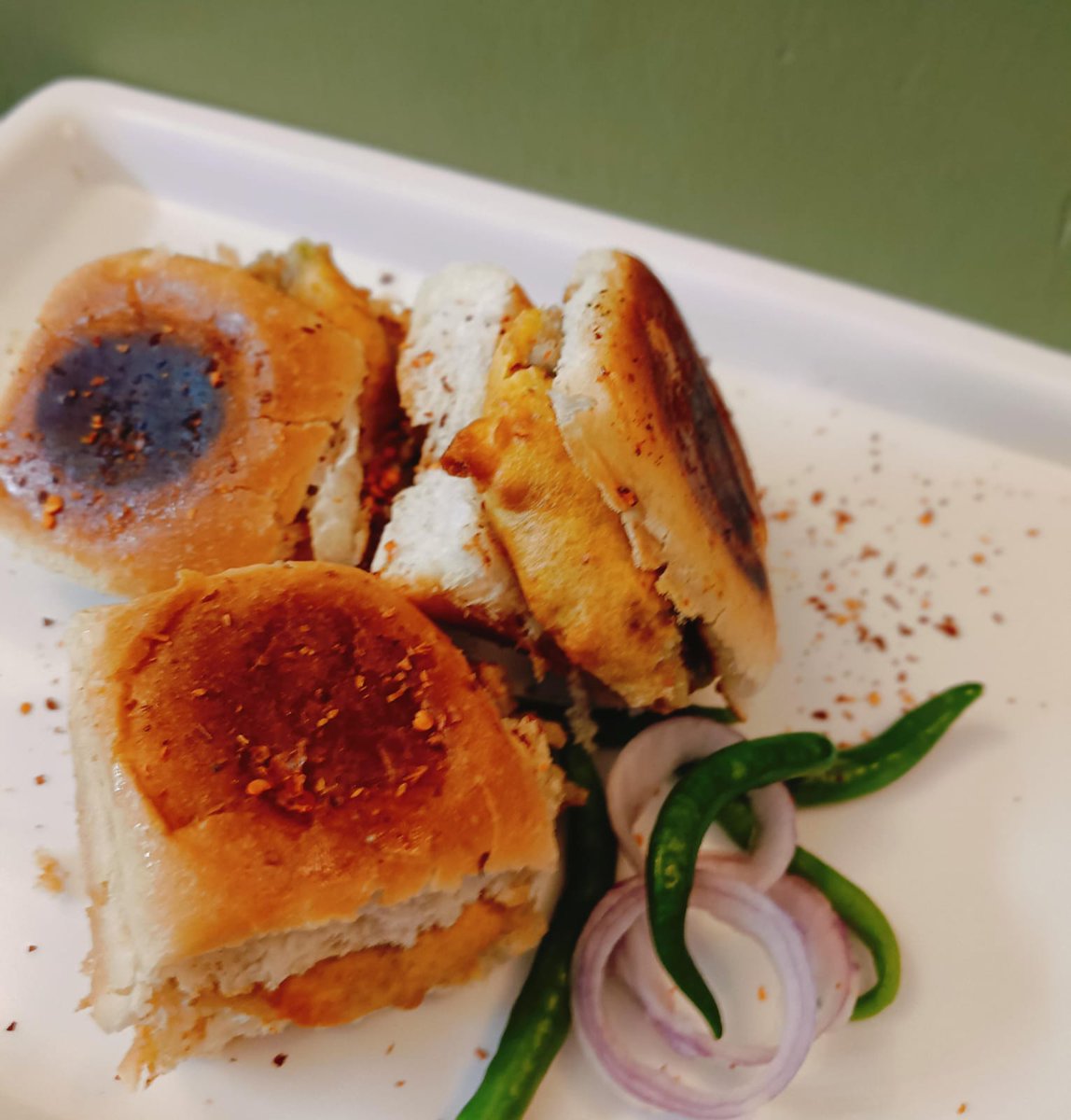 LahariyaRashmi's tweet photo. वडा पाव देखं लों फ्रेंड्स.....!!
#Homemade 🔥😍 https://t.co/0DoeZu3QeL
