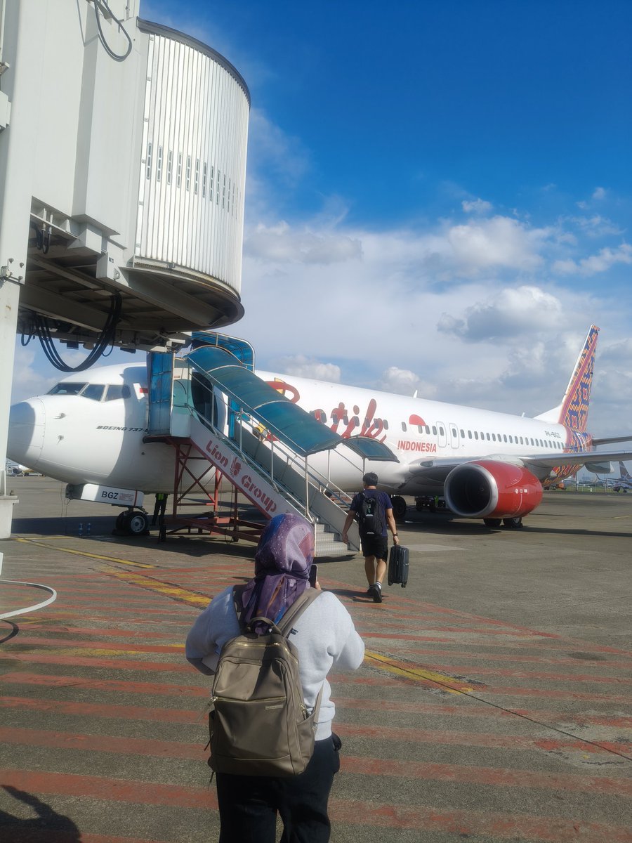 mipteh_198's tweet photo. Jam sudah menunjukkan pukul 15.30, akhirnya bisa naik. Dan ini keanehan selanjutnya... Harusnya w naik di gate 4, tp kita disuruh naik bus shuttle yg bawa kita ke pesawat, yg dimana lokasinya diluar terminal 2. Ada ap ini? Kenapa parkirnya disitu? Gamau mikirin bgt, naiklah kita https://t.co/NuAW1LECyB