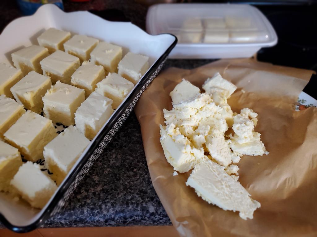 ZeeJay4's tweet photo. Presentation & portioning means lots of scraps! π #allmine #cheesecakefordays #sugarfree #nystyle #brunchofchampions https://t.co/jGkyg5vvrw