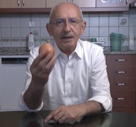 NuhAlbayrak's tweet photo. Kılpayı kurtulduk... Az daha milleti bildiğiniz "soğan" ile kandırıp, "soğan" gibi soyacaklardı. Soygunu bütün ülkeye yayacaklardı! ➡️Tehlike geçti mi? Asla... Çölde kum biter CHP'de entrika bitmez... Yüz yıldır bitmedi netekim... https://t.co/7xizVoZFX7? https://t.co/hGCXJsY4mn