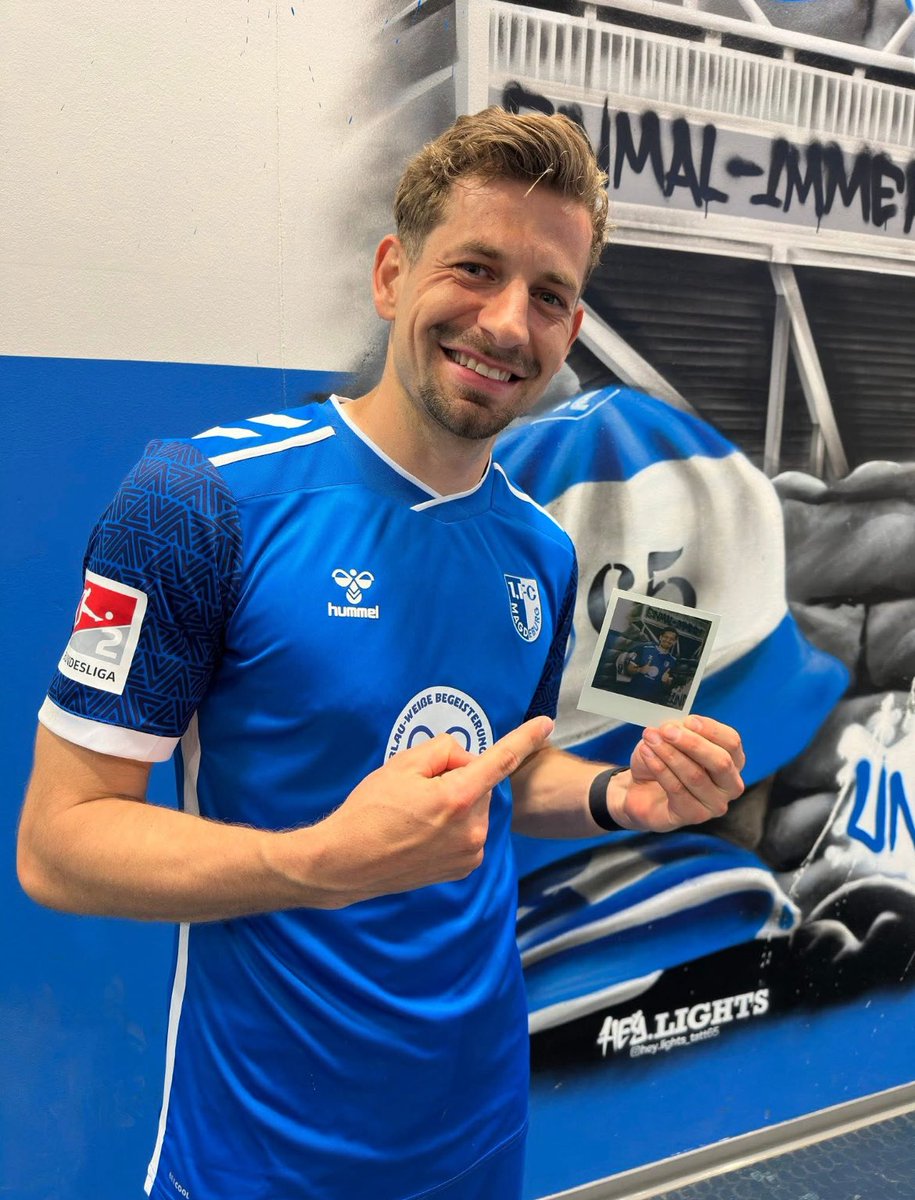 1fc_magdeburg's tweet photo. ๐ธ โ๐๐ฅ๐ฃ๐ -๐๐ ๐๐๐๐ฅ โ unser besonderes Foto: diesmal mit Nolle, der ein ๐๐ค๐ก๐๐ง๐ค๐๐ von uns bekommen hat ๐
#FCMSSV #EINMALIMMER https://t.co/tBookHgRPY