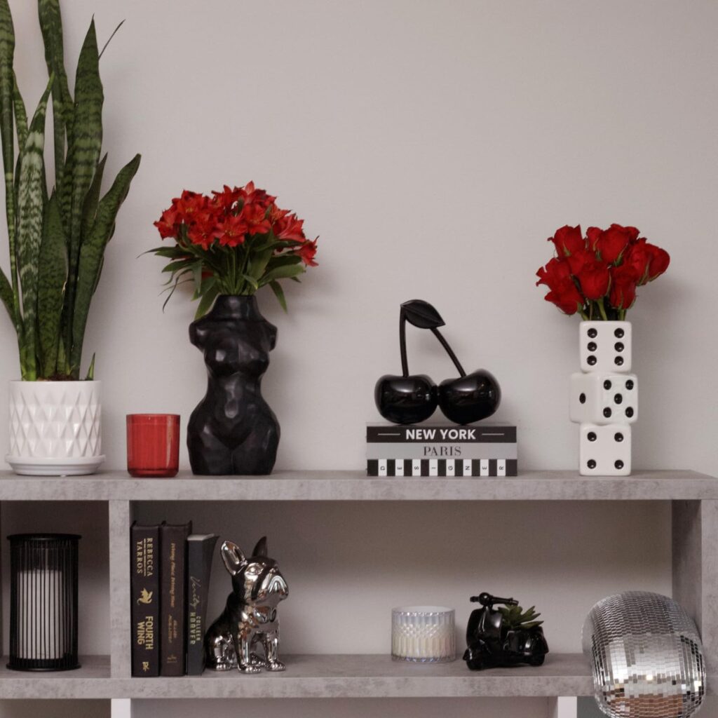 simplehomeart's tweet photo. Turn your home into a joy zone with dopamine decor: vibrant prints, quirky vases, cozy night lights, and plush flower pillows—all designed to spark happiness with color and charm. 🌈🛋️ #HomeVibes https://t.co/rEY3Bonalt