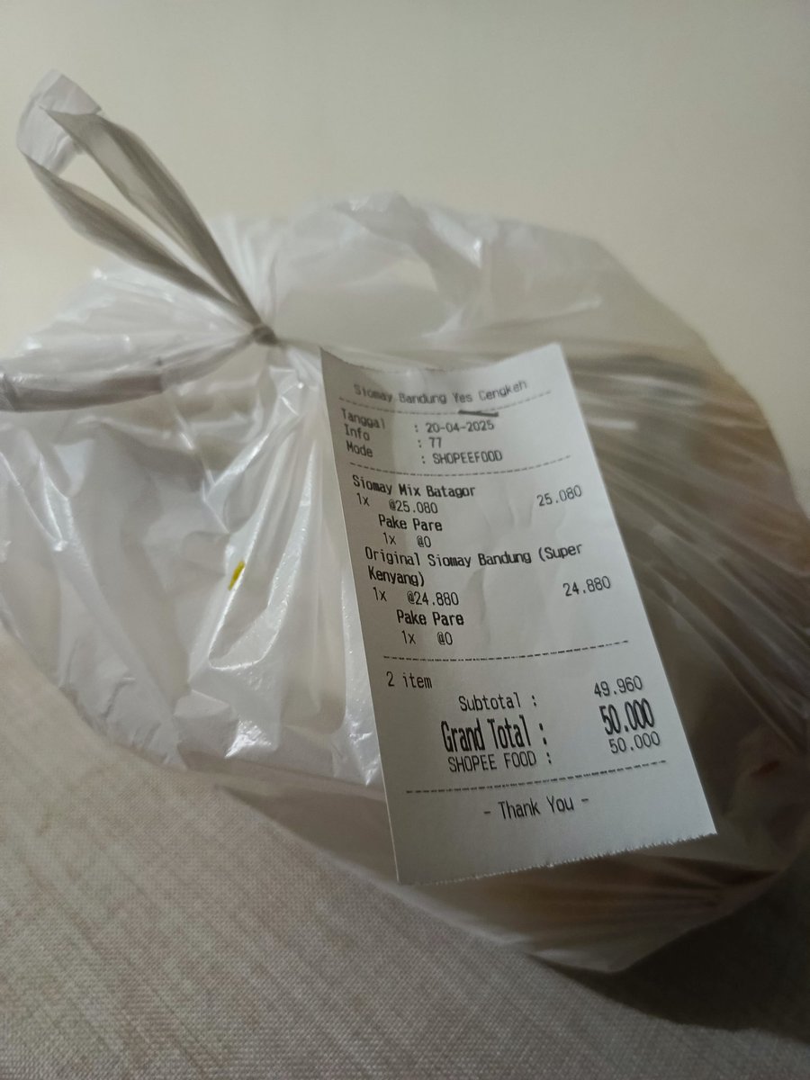 Si paling act of service 🥺🫶🏽
Malem2 jam 10 bilang kalo pengen siomay batagor Bandung yang ada pare nya.. 
Gak lama kemudian tbtb doi keluar pintu ambil shopeefood 🥺😍🥰😘