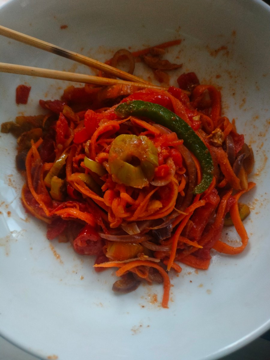 Daydah's tweet photo. Hear me out: #MeghanSussex s #OnePanPasta but instead of pasta, you use carrot 'noodles'. #HappyEaster #AsEverbyMeghan #WithLoveMeghanOnNetflix keeps inspiring us in this home. ❤️ https://t.co/Kc8HDYdtG5
