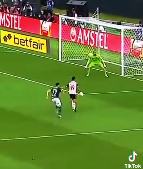 Lembrando sempre que não temos um tetra da Libertadores  porque perdemos esse gol aí antes da prorrogação.

E tem gente que jura "que era um lance difícil"... no melhor ano da carreira do atleta.