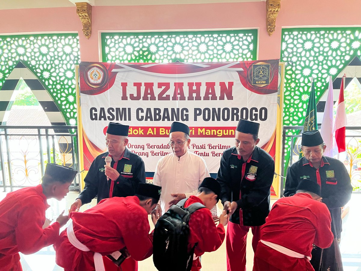 gasmiponorogo66's tweet photo. Ratusan santri pencak silat GASMI ikuti pembekalan kerohanian Ijazahan di sekretariat GASMI Cabang Ponorogo Pondok Al Bukhori Mangunan, Ahad, (20/4/25).
Selengkapnya baca di https://t.co/7zcfP0G0Zc
#gasmi
#gasmicabangponorogo
#gasmipusatlirboyo 
#ijazahan
#pencaksilat https://t.co/zWAZsKxgV0