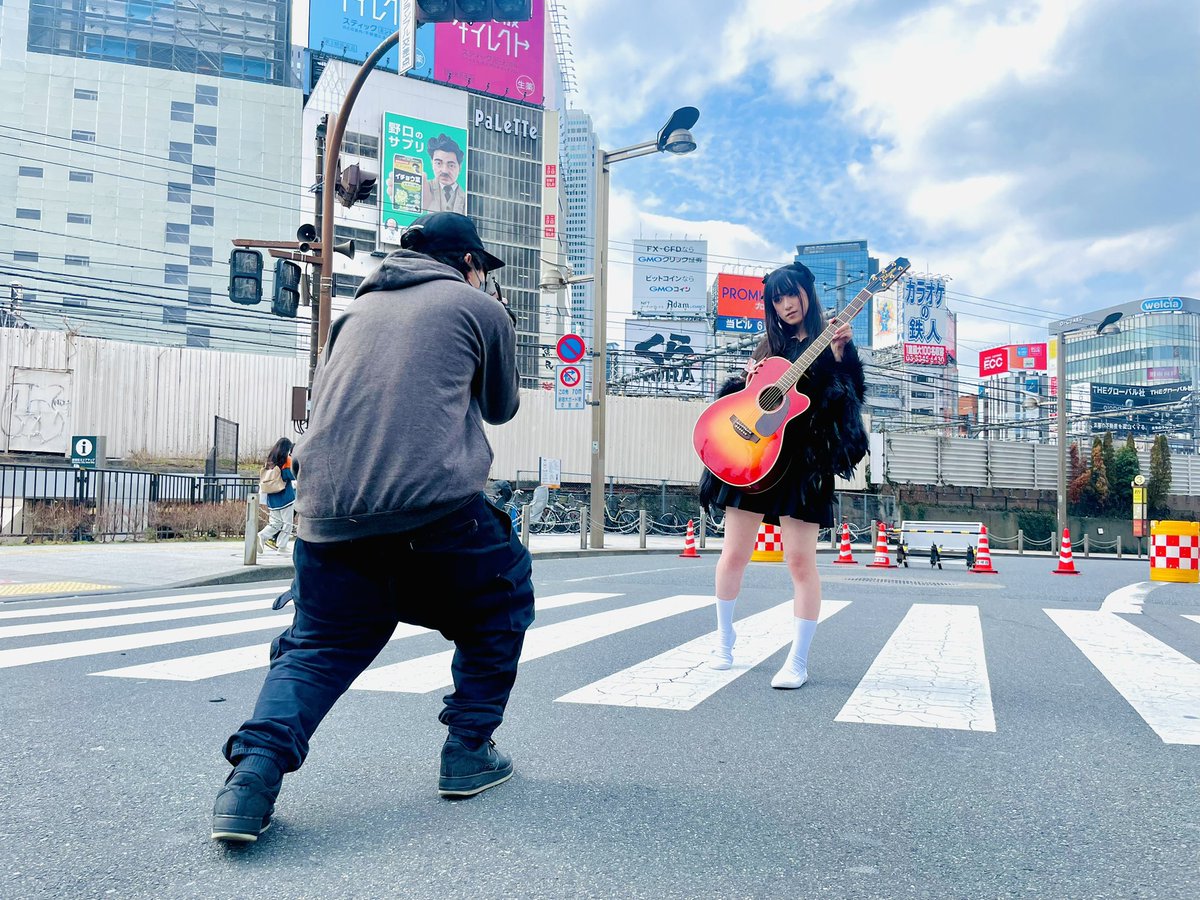 取り急ぎ、
現体制の活動開始以前からメンバー募集のビラ配りや弾き語り出演などもあり、苦楽を共にした仲間が去るのは寂しく、時折出る何を言ってるのかよく分からない発言ももっと聞きたかったですが、みとのこれからが幸多いものであることを心から願ってます！今までありがとう！お疲れ様でした！