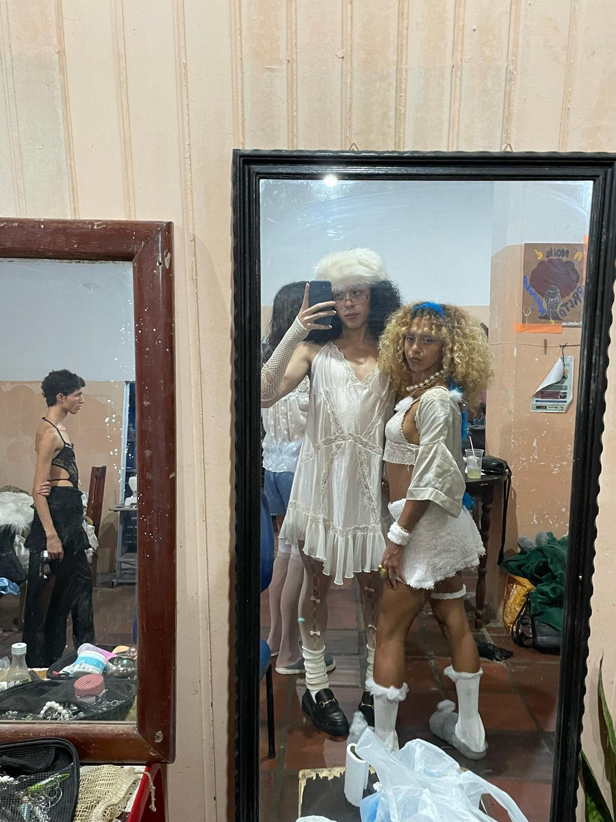 loira natural Índigo tweet media