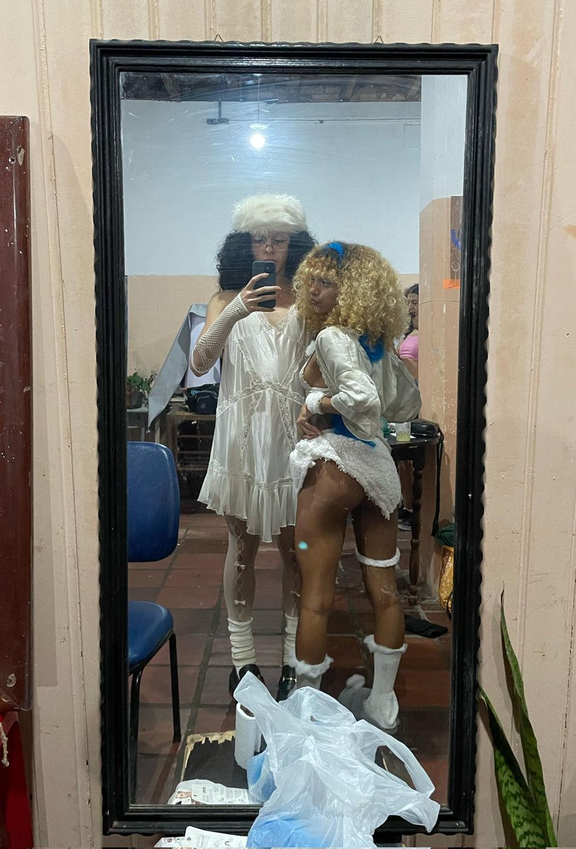 loira natural Índigo tweet media